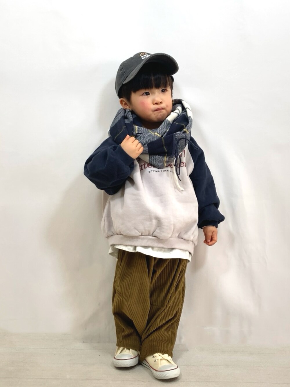 グレー系のスウェット、グレー系のTシャツ/カットソー、グリーン系のその他パンツを着用したキッズの冬コーディネートの2枚目の写真