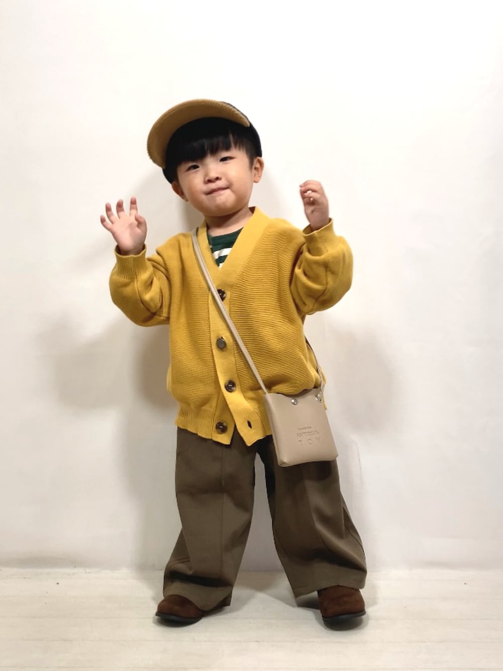 「カーディガン、キャップ、秋コーデ、コーデュロイ、ブラウン、お出かけコーデ、休日スタイル、ブーツ、ショルダーバッグ、ニット、レイヤードスタイル、ビッグシルエット、カジュアルコーデ、ハロウィン、重ね着ベストシーズン」｜「F.O.KIDSの【マシンウォッシャブル】カラバリカーディガン（カーディガン/ボレロ、イエロー系）」を使った、YU⭐︎さん（キッズ・90cm）の秋コーディネートの2枚目の写真