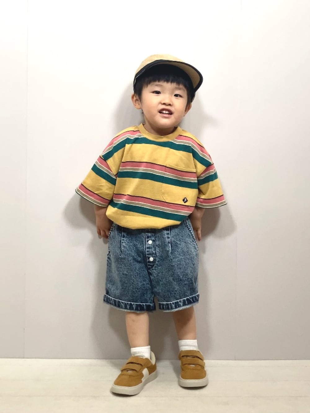 イエロー系のTシャツ/カットソー、ブルー系のデニムパンツ、イエロー系のスニーカーを着用したキッズの夏コーディネートの2枚目の写真