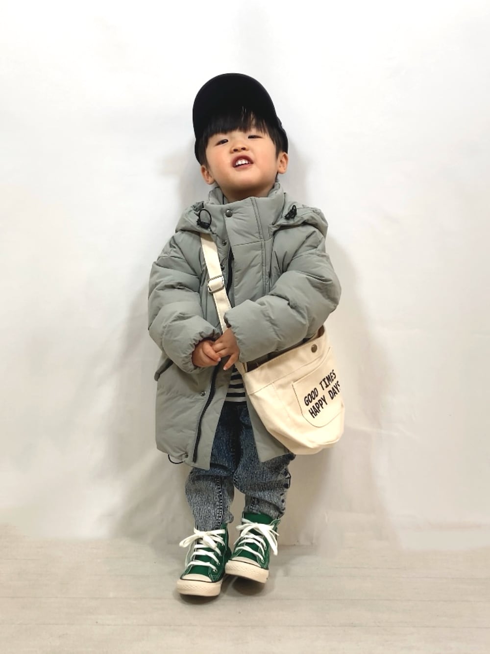 グリーン系のブルゾン、ブラック系のTシャツ/カットソー、その他のデニムパンツを着用したキッズの冬コーディネートの2枚目の写真