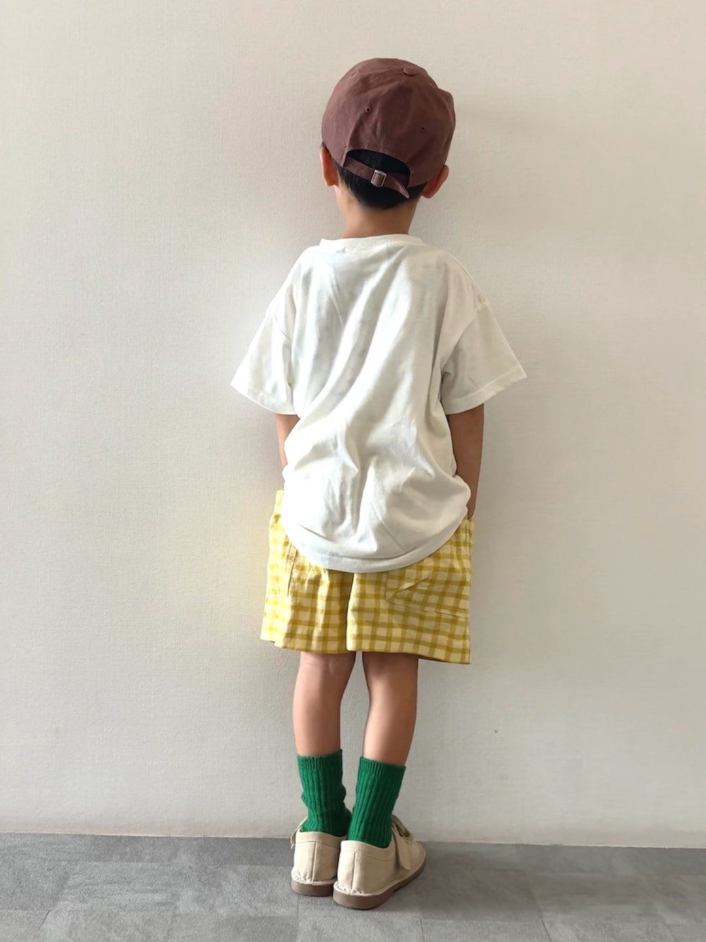イエロー系のその他パンツ、ベージュ系のモカシン/デッキシューズ、ホワイト系のTシャツ/カットソーを着用したキッズの夏コーディネートの3枚目の写真