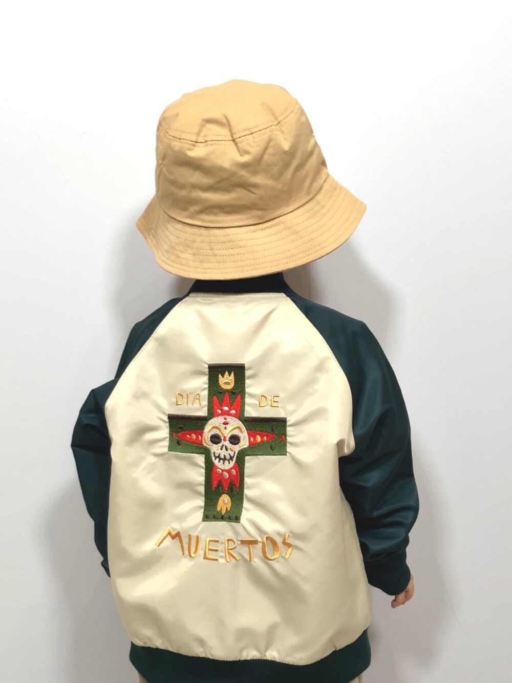「カジュアルコーデ、休日スタイル、オーバーオール、サロペット、韓国子供服、ベージュ、バケットハット、春コーデ、bmingbybeams、ビーミングbyビームス、PR、コンバース、いまどきジャケット写真、モード、ストリート」｜「B:MING by BEAMSのB:MING by BEAMS /  スカジャン（100~150cm）（ブルゾン、グリーン系）」を使った、YU⭐︎さん（キッズ・90cm）の春コーディネートの5枚目の写真