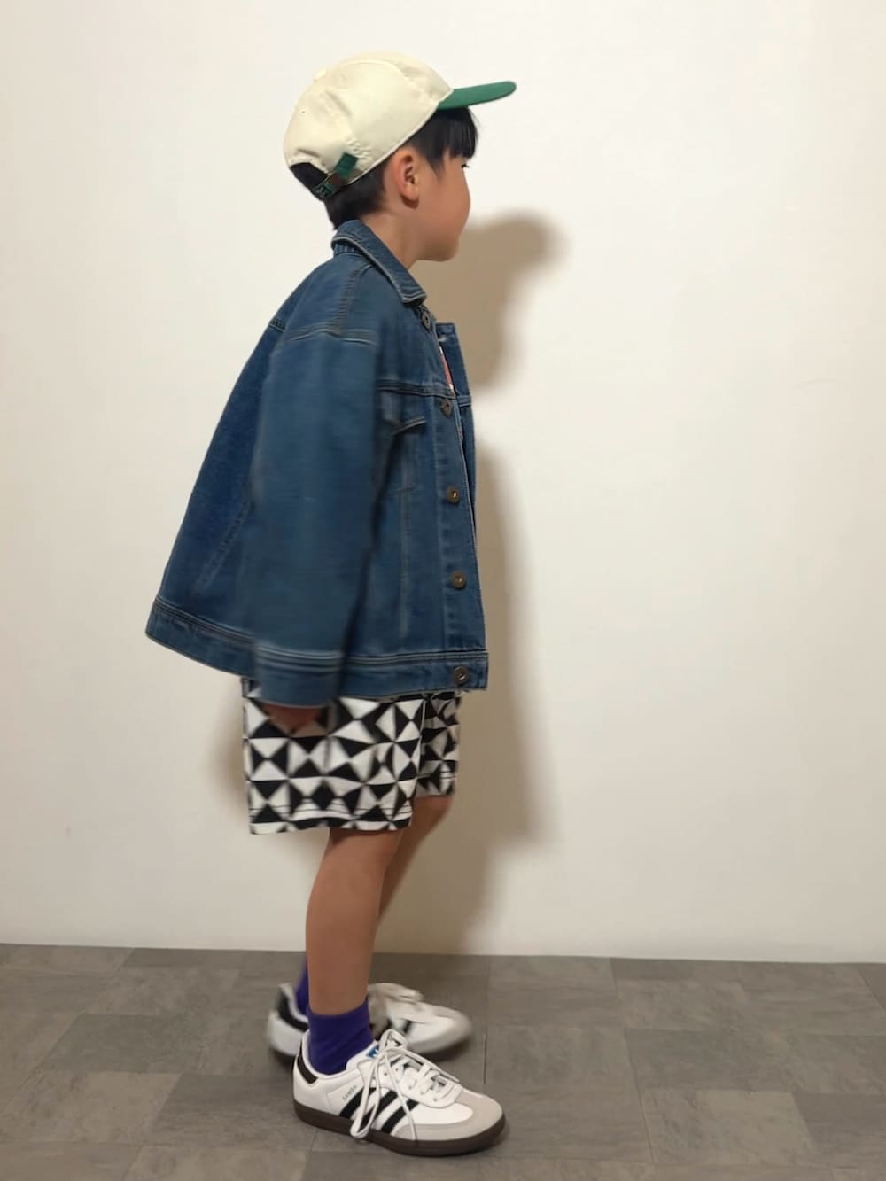 ホワイト系のTシャツ/カットソー、ブルー系のデニムジャケット、ブラック系のその他パンツを着用したキッズの春コーディネートの2枚目の写真