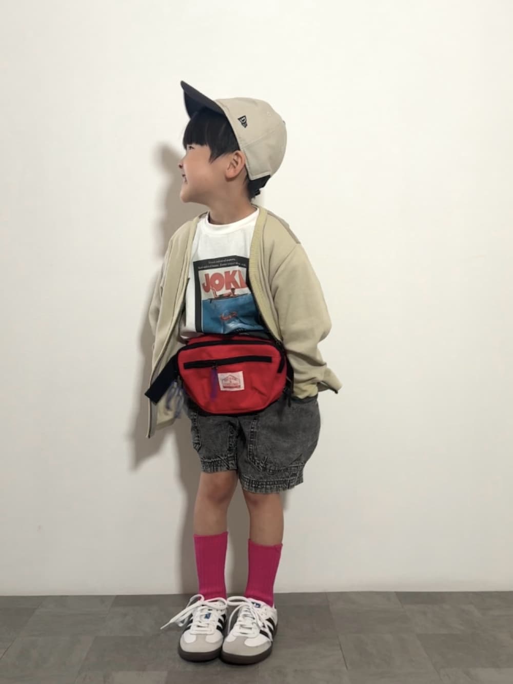 ホワイト系のTシャツ/カットソー、ブラック系のデニムパンツ、レッド系のボディバッグ/ウエストポーチを着用したキッズの春コーディネートの3枚目の写真