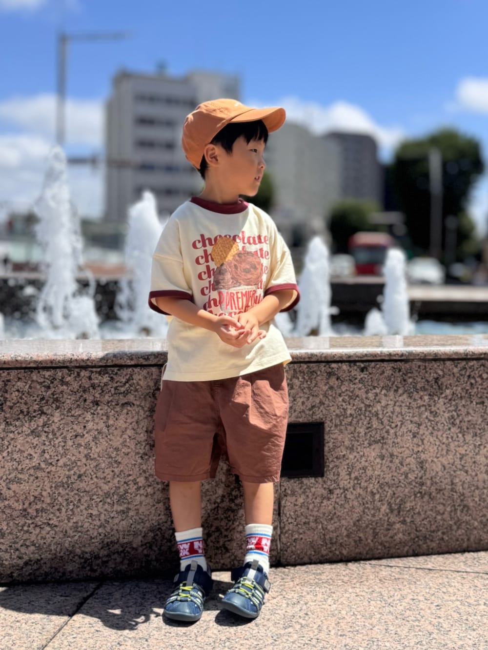 ブラウン系のその他パンツ、ブルー系のサンダル、ブラウン系のTシャツ/カットソーを着用したキッズの夏コーディネートの4枚目の写真