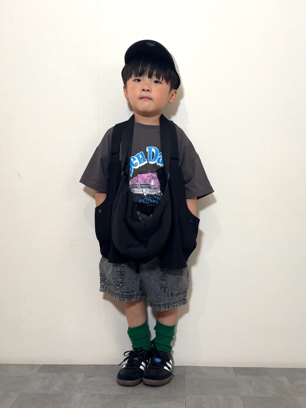 「やっぱり帽子が好き、ショルダーバッグ、レイヤードスタイル、Tシャツ、モノトーン、スニーカー、キャップ、お出かけコーデ、シンプルコーデ、プチプラ、ハーフパンツ、デニム、ストリート、カーゴパンツ、ブラックコーデ」|「antiquaのお洒落キッズ必須!デイリーでも使いやすいハントベスト(ベスト、ブラック系)」を使った、YU⭐︎さん(キッズ・100cm)の春コーディネートの2枚目の写真