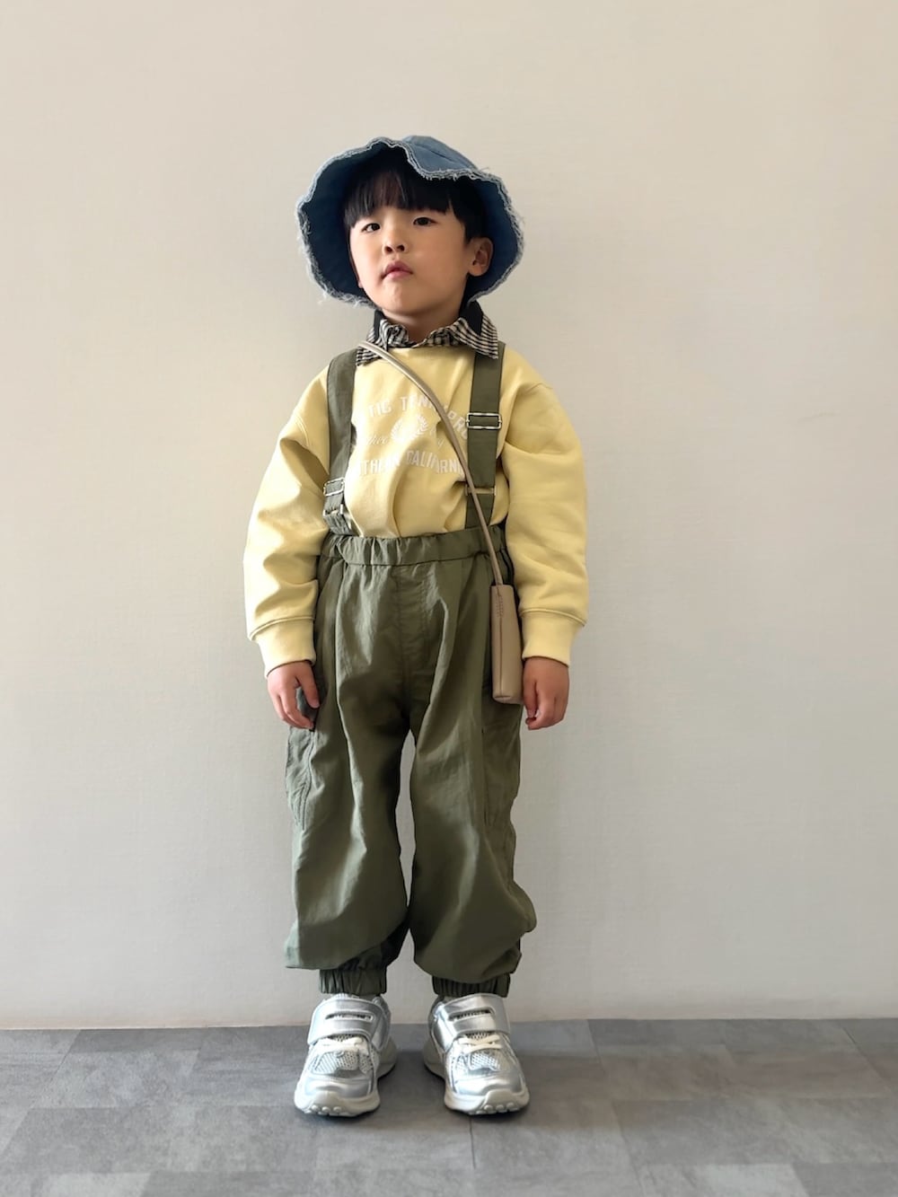 ブラック系のシャツ/ブラウス、グリーン系のその他パンツ、シルバー系のスニーカーを着用したキッズの春コーディネートの3枚目の写真