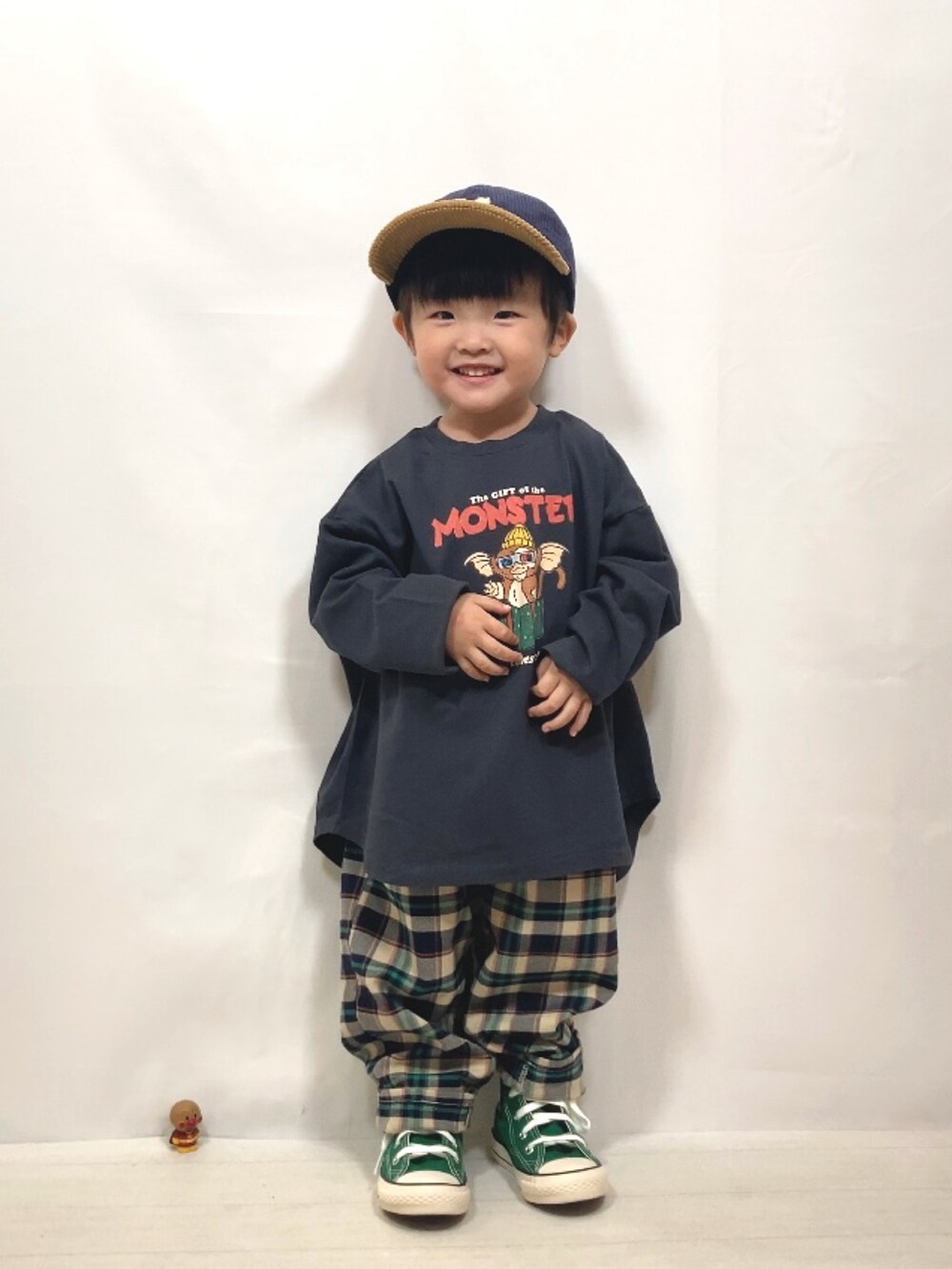 グレー系のトップス、ブルー系のその他パンツ、グリーン系のスニーカーを着用したキッズの秋コーディネートの3枚目の写真