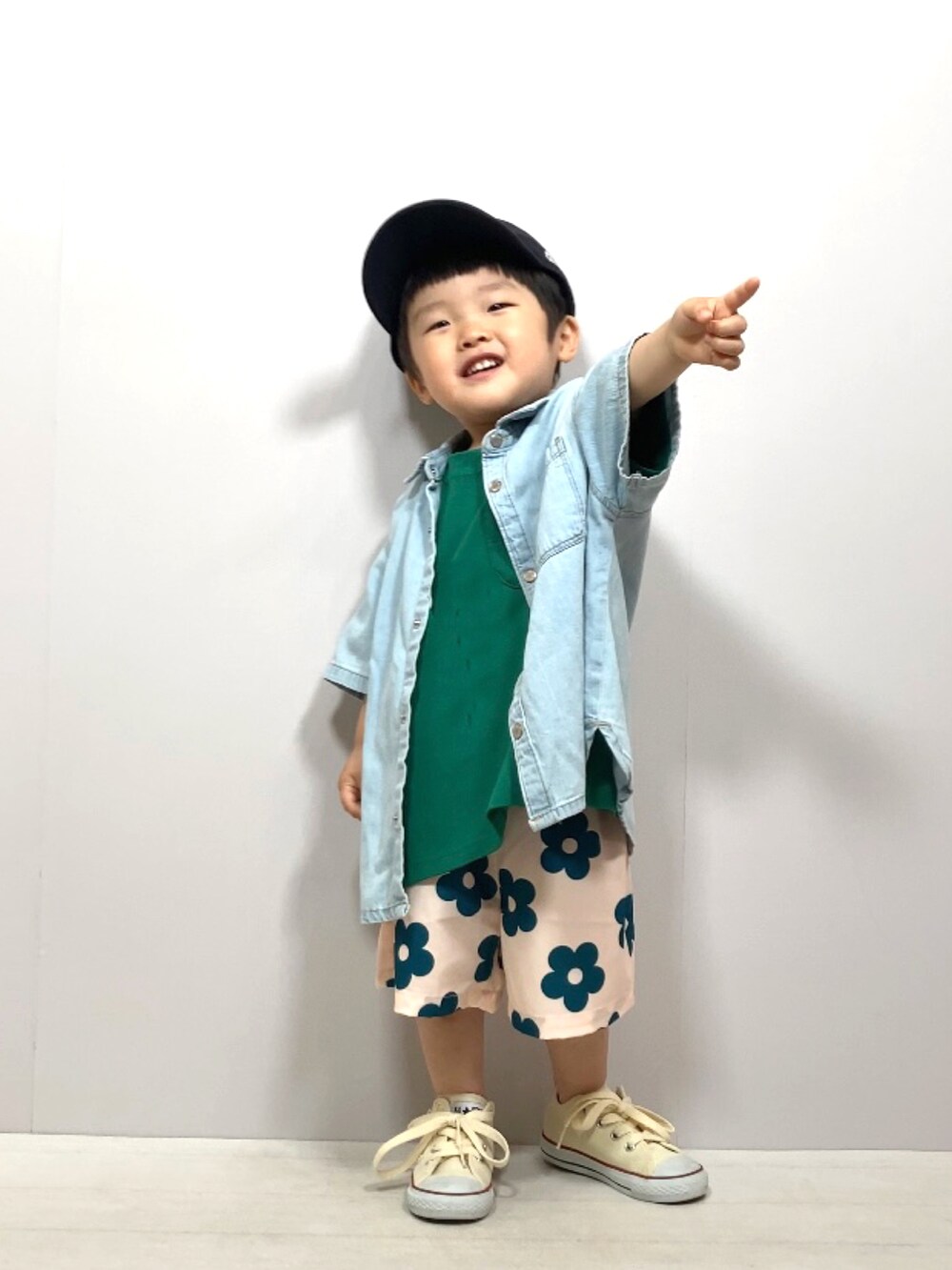 「ビッグシルエット、シンプルコーデ、初夏コーデ、白スニーカー、ハーフパンツ、プチプラ、レイヤードスタイル、シャツスタイル、古着MIX、ストリート、夏コーデ、カジュアル、カラーパンツ、お出かけコーデ」｜「ZARA KIDSのアイテム（シャツ/ブラウス、ブルー系）」を使った、YU⭐︎さん（キッズ・90cm）の夏コーディネートの4枚目の写真