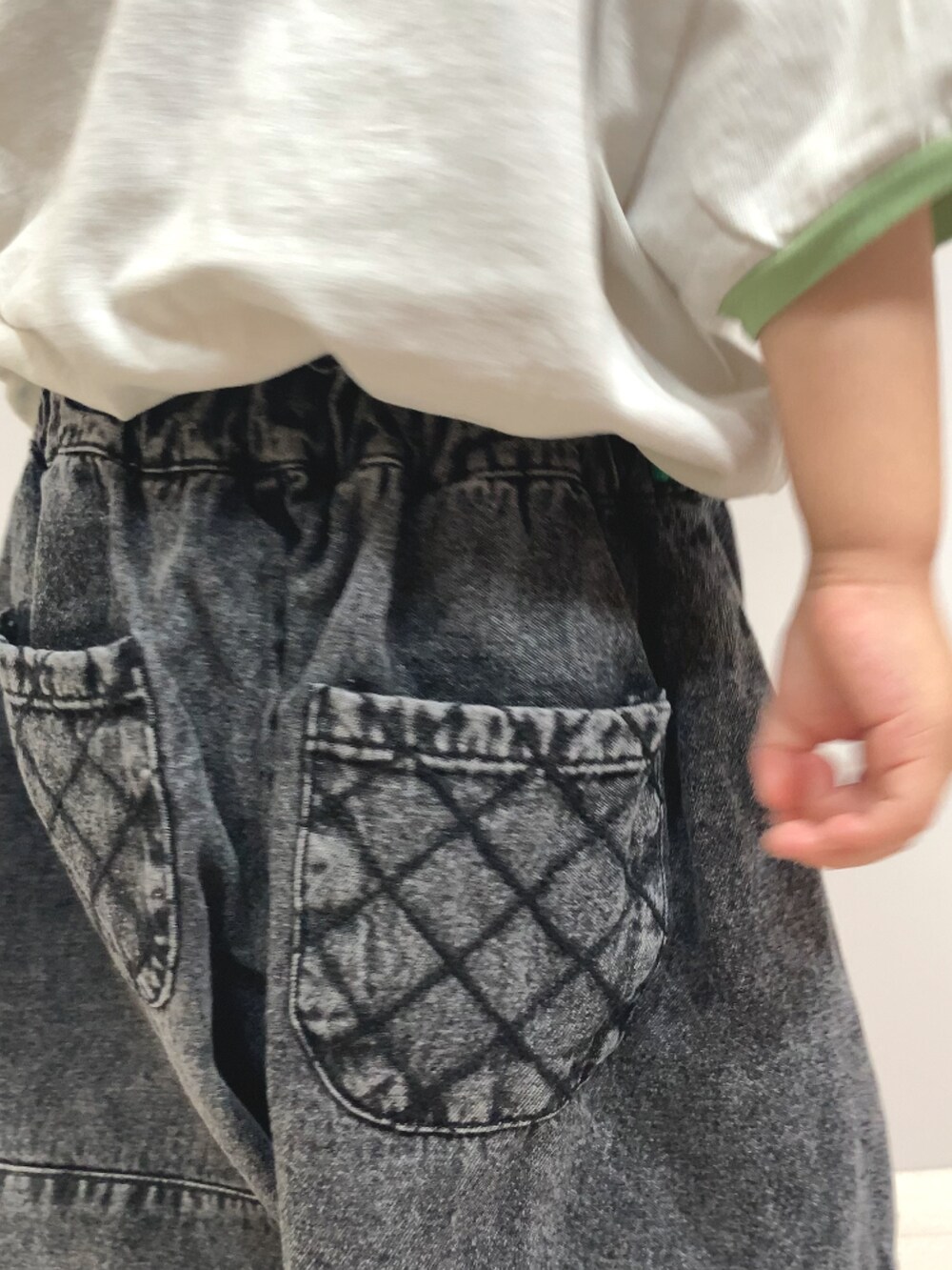 グレー系のTシャツ/カットソー、ブラック系のデニムパンツ、ベージュ系のショルダーバッグを着用したキッズの夏コーディネートの5枚目の写真