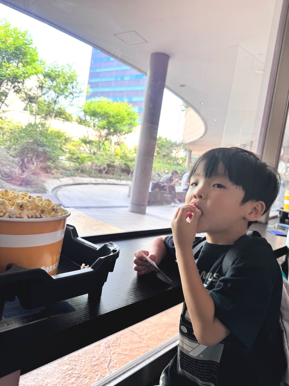 グレー系のバックパック/リュック、グレー系のその他パンツ、ブラック系のサンダルを着用したキッズの夏コーディネートの4枚目の写真