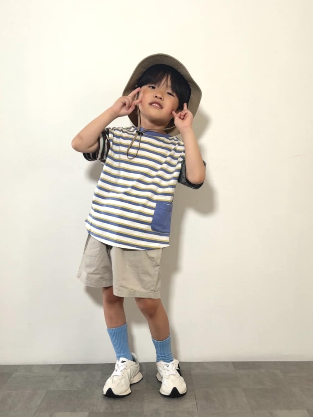 その他のTシャツ/カットソー、グレー系のその他パンツ、ホワイト系のスニーカーを着用したキッズの春コーディネートの2枚目の写真