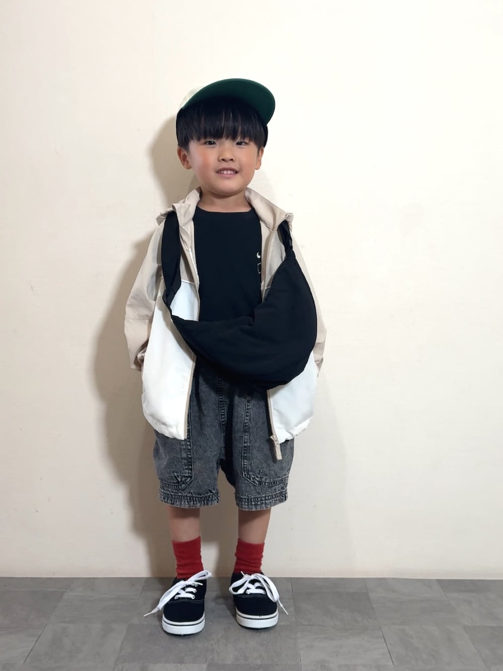 「ショルダーバッグ、デニム、ハーフパンツ、スニーカー、キャップ、レイヤードスタイル、モノトーン、ブラックコーデ、お出かけコーデ、休日スタイル、アウトドアスタイル、カーゴパンツ、シンプルコーデ、スポーツミックス」｜「Life Support ProductsのデニムクライミングBIGポケットショートパンツ（デニムパンツ、ブラック系）」を使った、YU⭐︎さん（キッズ・100cm）の夏コーディネートの4枚目の写真
