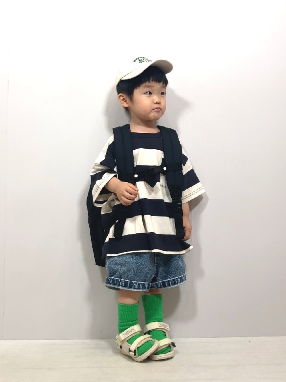 グレー系のTシャツ/カットソー、ブルー系のデニムパンツ、ブラック系のバックパック/リュックを着用したキッズの夏コーディネートの5枚目の写真