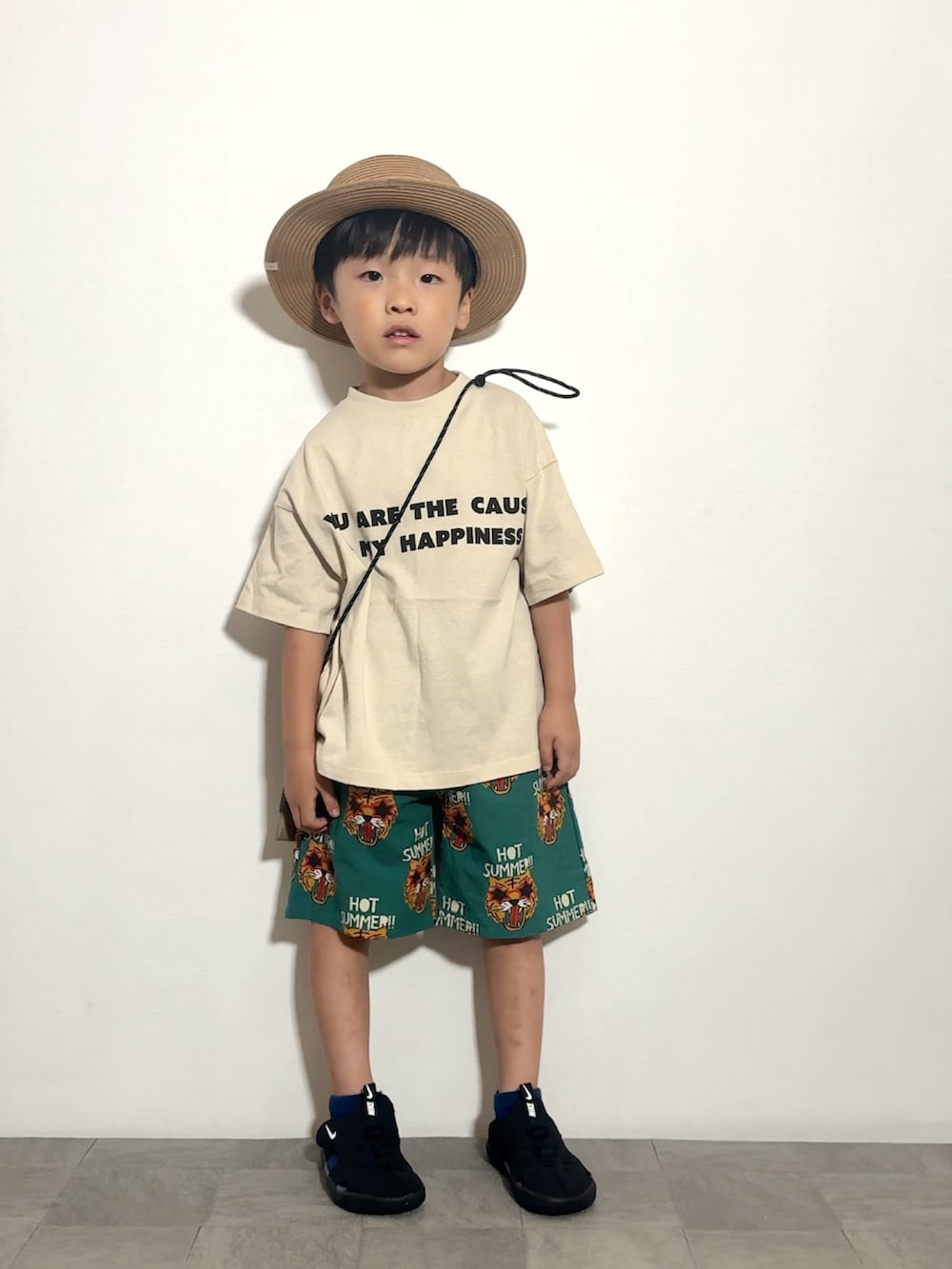 ブラック系のサンダル、グリーン系のその他パンツ、ブラック系のTシャツ/カットソーを着用したキッズの夏コーディネートの2枚目の写真