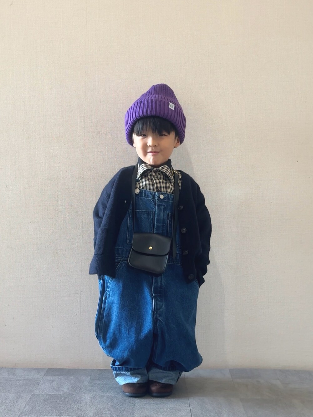 ブラック系のシャツ/ブラウス、ブルー系のサロペット/オーバーオール、ブラウン系のブーツを着用したキッズの秋コーディネートの4枚目の写真