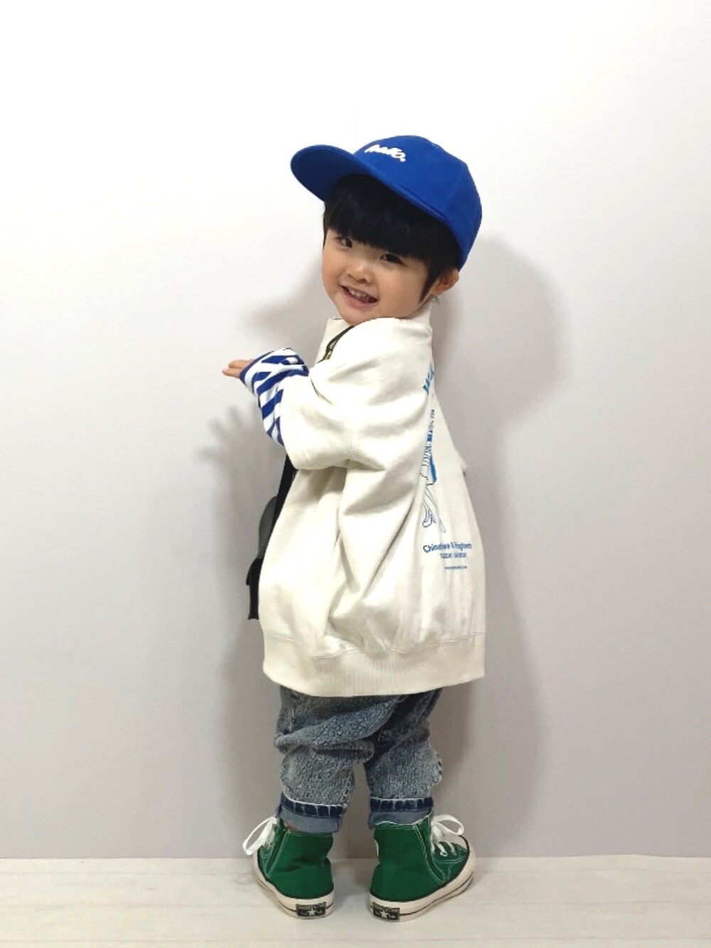 ホワイト系のTシャツ/カットソー、ブルー系のTシャツ/カットソー、その他のデニムパンツを着用したキッズの春コーディネートの2枚目の写真