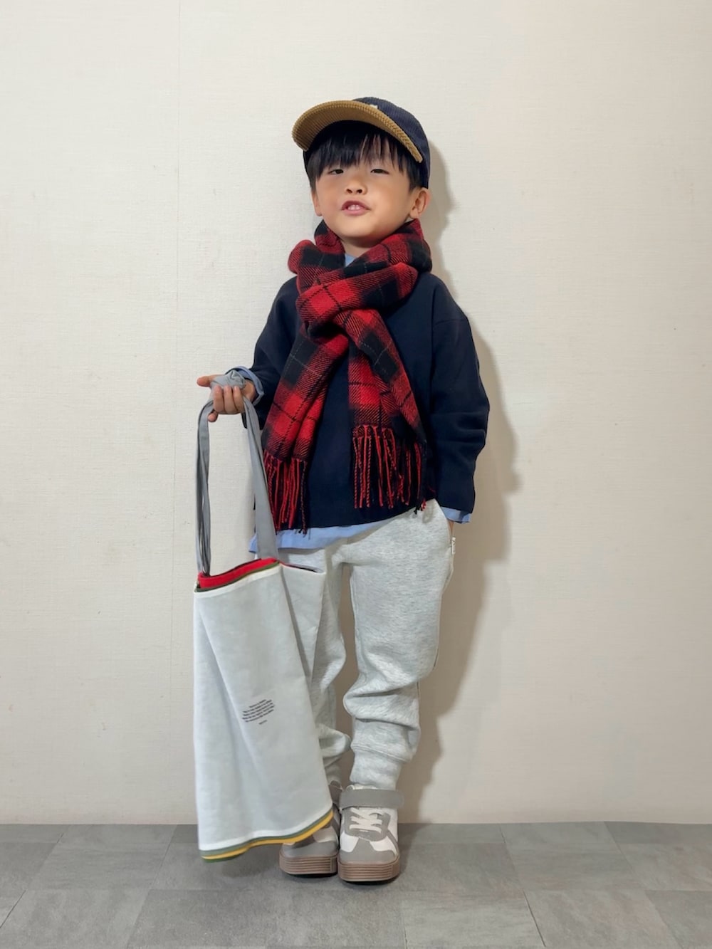 ブルー系のシャツ/ブラウス、ブルー系のニット/セーター、グレー系のスウェットパンツを着用したキッズの秋コーディネートの2枚目の写真