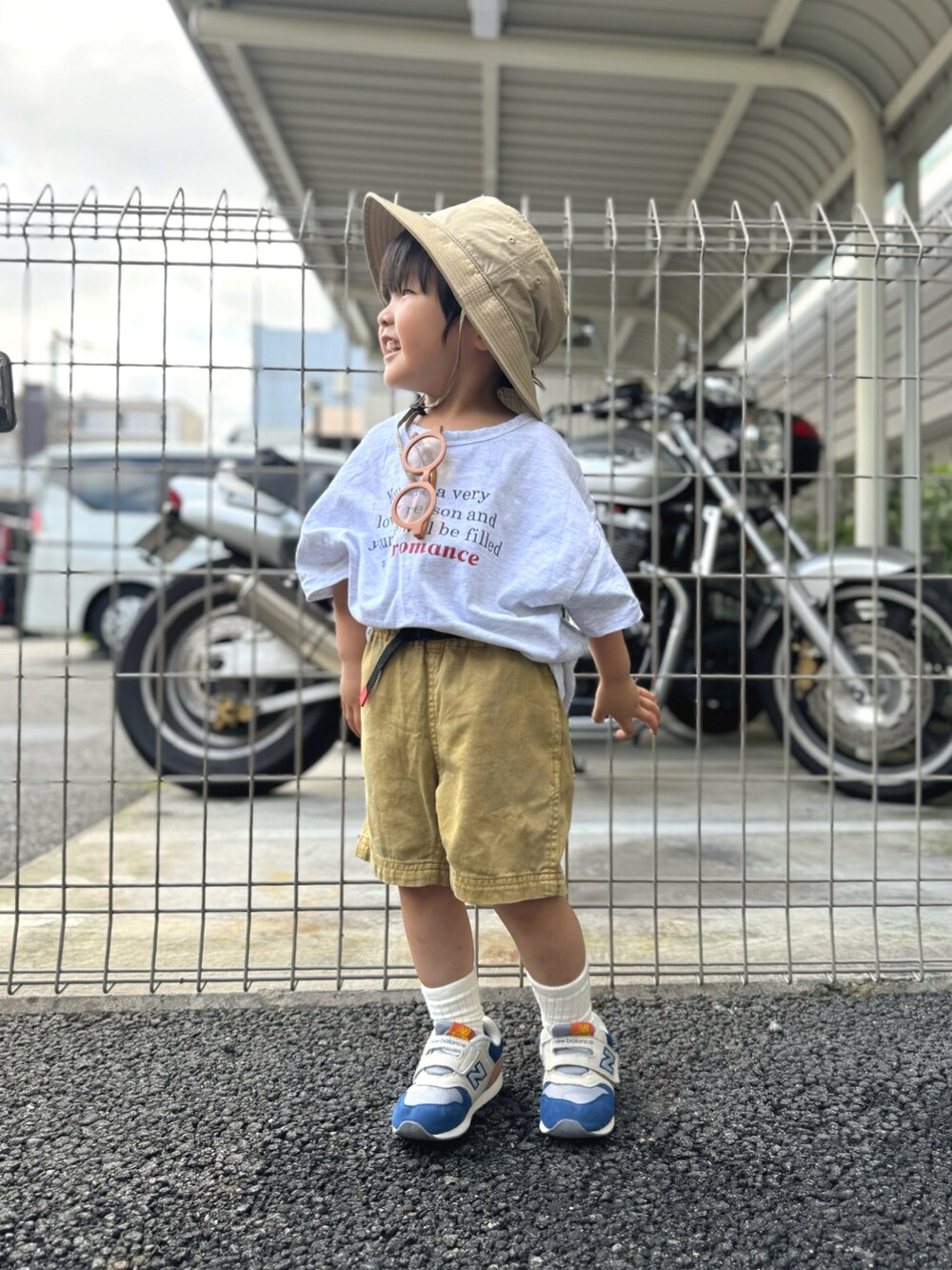 「夏コーデ、夏だ！Tシャツ着よう！、フェスコーデ、カジュアルコーデ、休日スタイル、ショートパンツ、ロゴT、バケットハット、韓国子供服、サングラス、スニーカー、淡色コーデ、アウトドアスタイル、シンプルコーデ、雨の日コーデ」｜「韓国子供服のアイテム（Tシャツ/カットソー、グレー系）」を使った、YU⭐︎さん（キッズ・90cm）の夏コーディネートの4枚目の写真