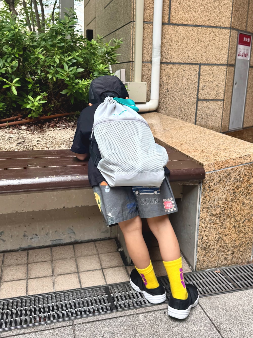 グレー系のバックパック/リュック、グレー系のその他パンツ、ブラック系のサンダルを着用したキッズの夏コーディネートの3枚目の写真