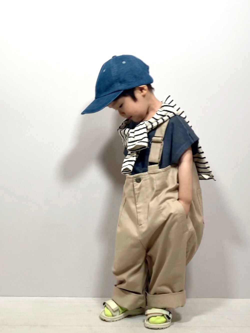 ブルー系のTシャツ/カットソー、ホワイト系のTシャツ/カットソー、ベージュ系のサロペット/オーバーオールを着用したキッズの夏コーディネートの4枚目の写真