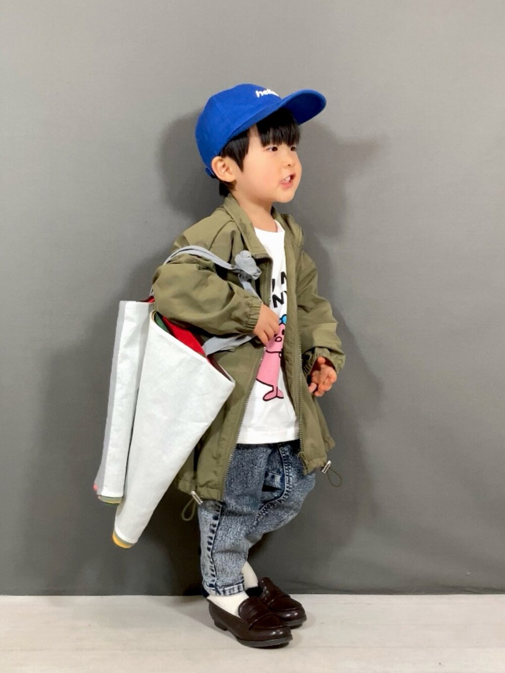 グリーン系のジャケット/アウター、ピンク系のTシャツ/カットソー、その他のデニムパンツを着用したキッズの春コーディネートの2枚目の写真