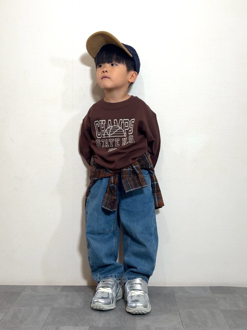 シルバー系のスニーカー、オレンジ系のシャツ/ブラウス、ブラウン系のスウェットを着用したキッズの秋コーディネートの2枚目の写真