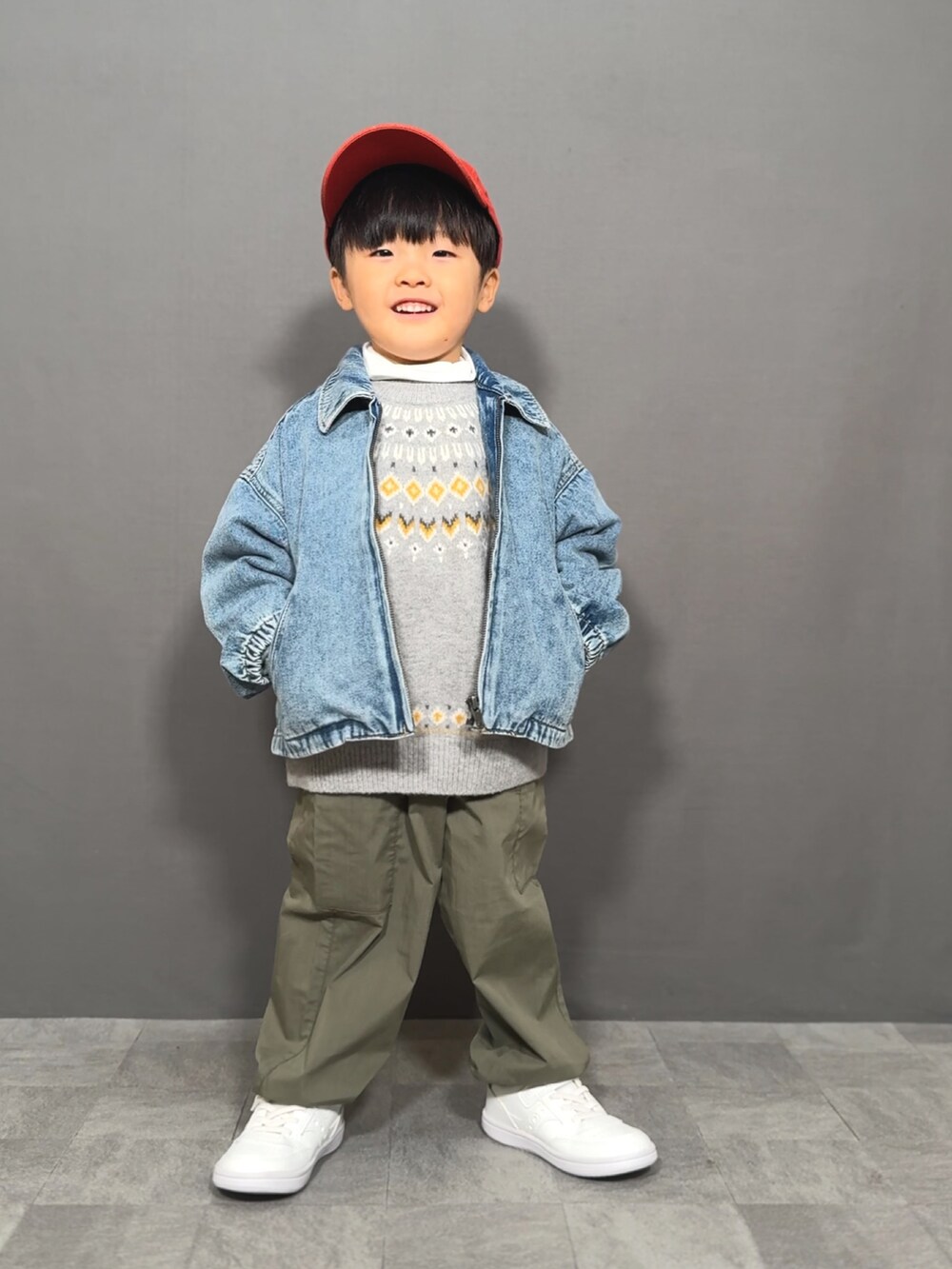 「タートルネック、デニム、ジャケットスタイル、ニット、レイヤードスタイル、カーゴパンツ、スニーカー、キャップ、デートコーデ、淡色コーデ、プチプラ、きれいめカジュアル、お出かけコーデ、デニムジャケット」｜「GUのアイテム（デニムジャケット、ブルー系）」を使った、YU⭐︎さん（キッズ・100cm）の冬コーディネートの5枚目の写真