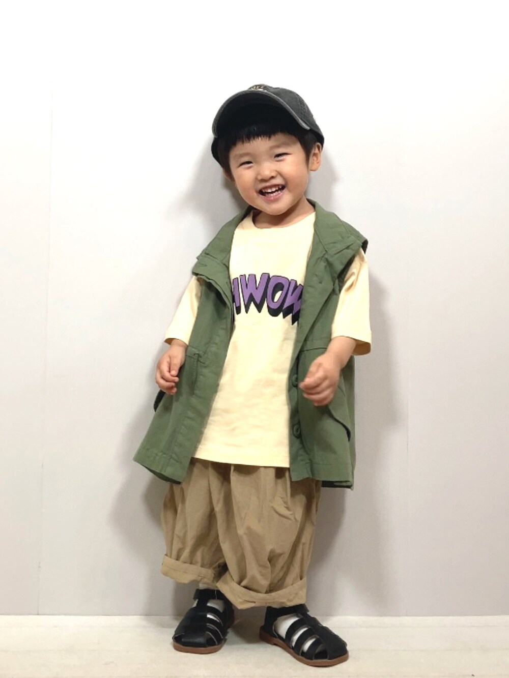 ベージュ系のTシャツ/カットソー、グリーン系のベスト、ベージュ系のその他パンツを着用したキッズの夏コーディネートの3枚目の写真