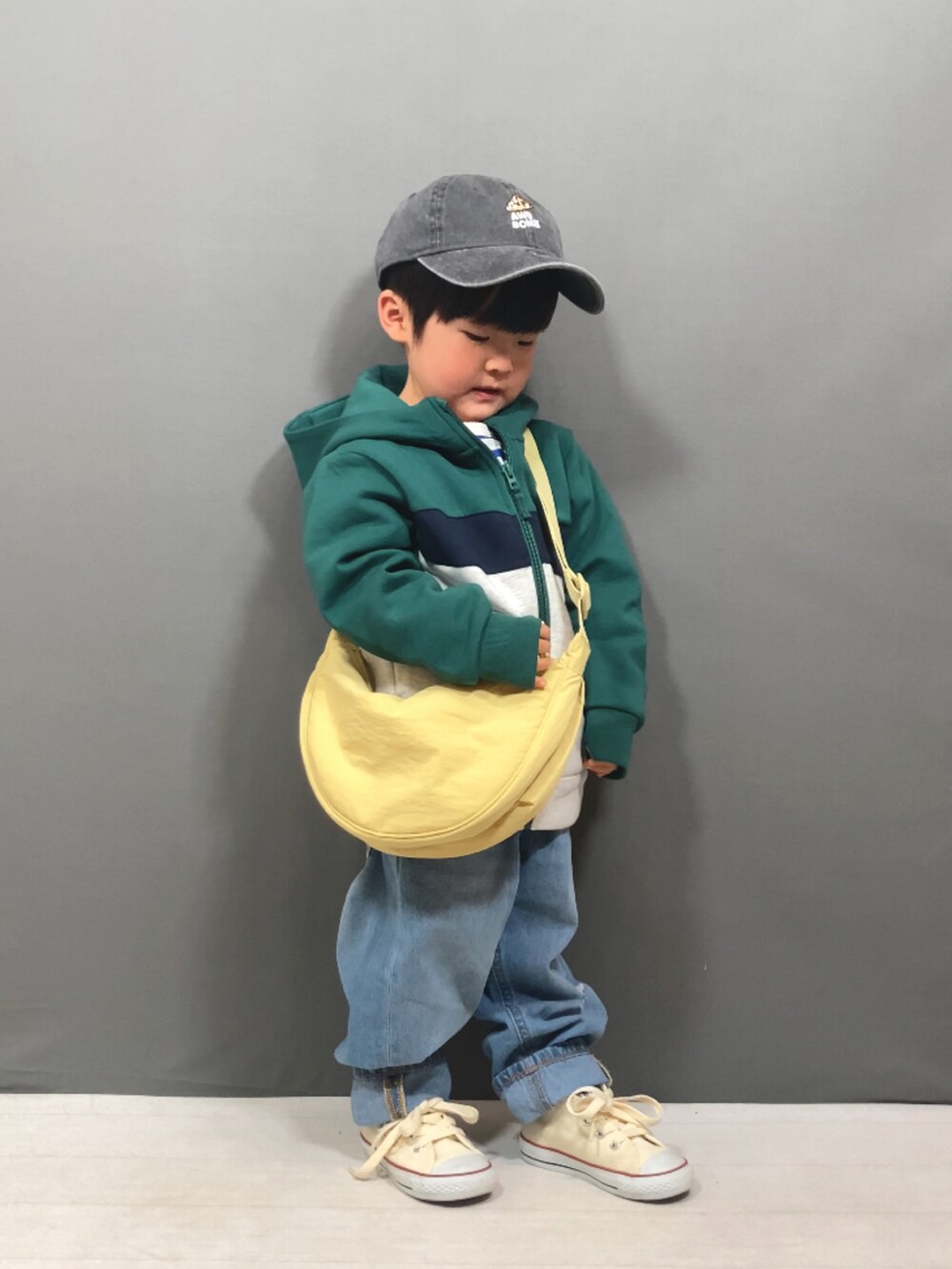 グリーン系のパーカー、ブルー系のTシャツ/カットソー、ブルー系のデニムパンツを着用したキッズの冬コーディネートの5枚目の写真