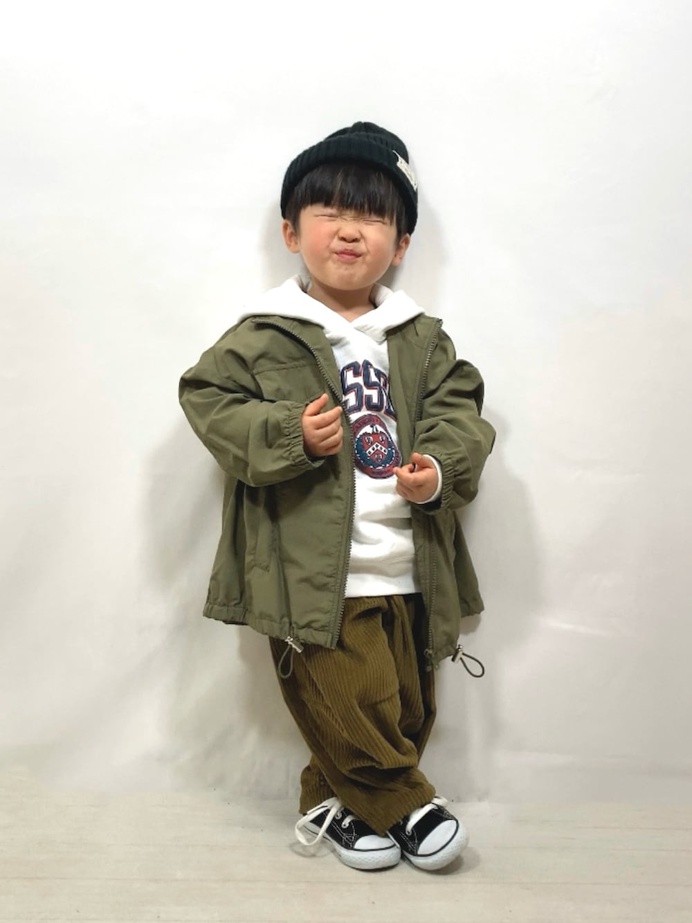 グリーン系のジャケット/アウター、ホワイト系のスウェット、グリーン系のその他パンツを着用したキッズの冬コーディネートの3枚目の写真
