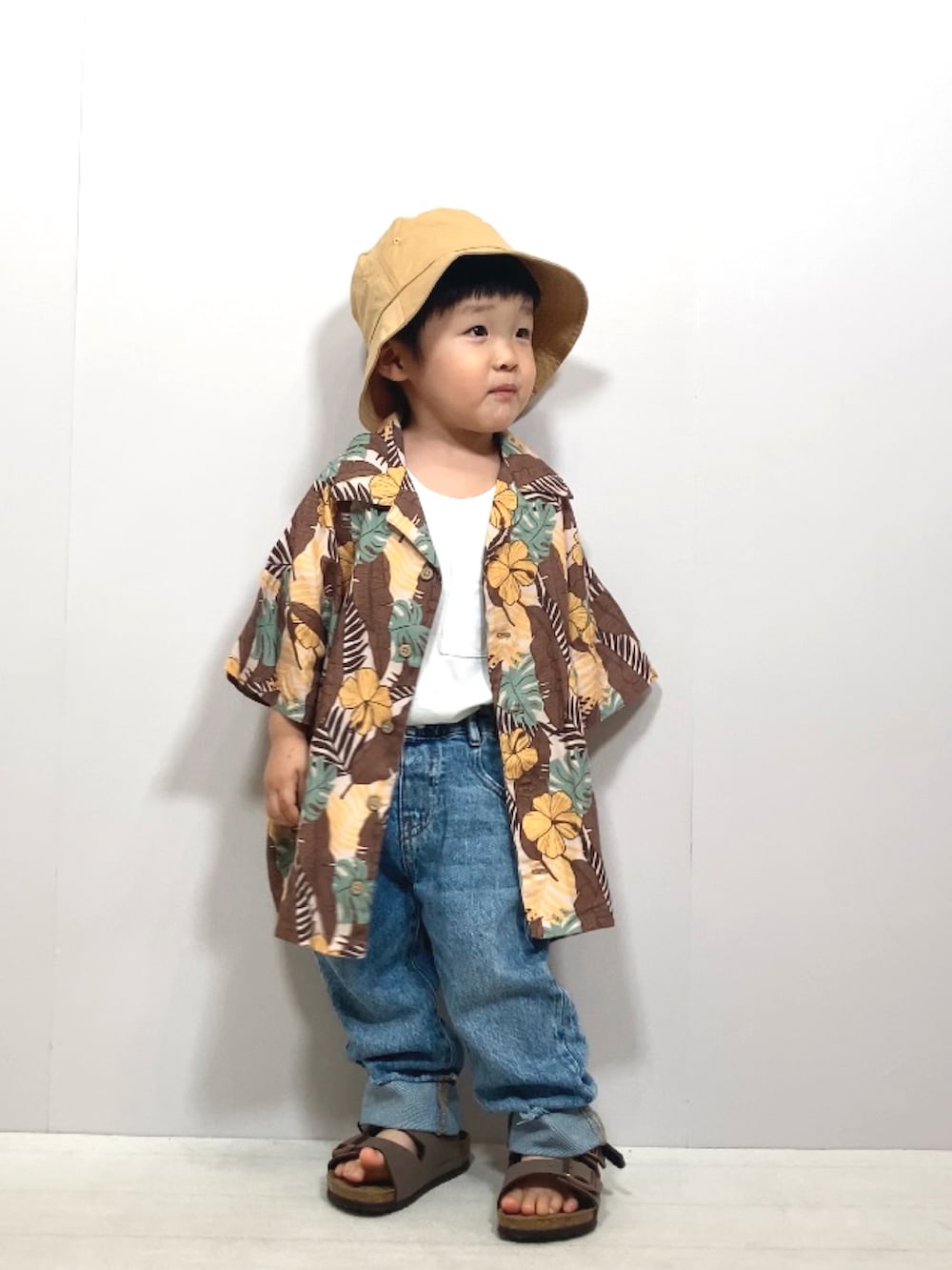 イエロー系のシャツ/ブラウス、ホワイト系のTシャツ/カットソー、ブルー系のデニムパンツを着用したキッズの夏コーディネートの3枚目の写真