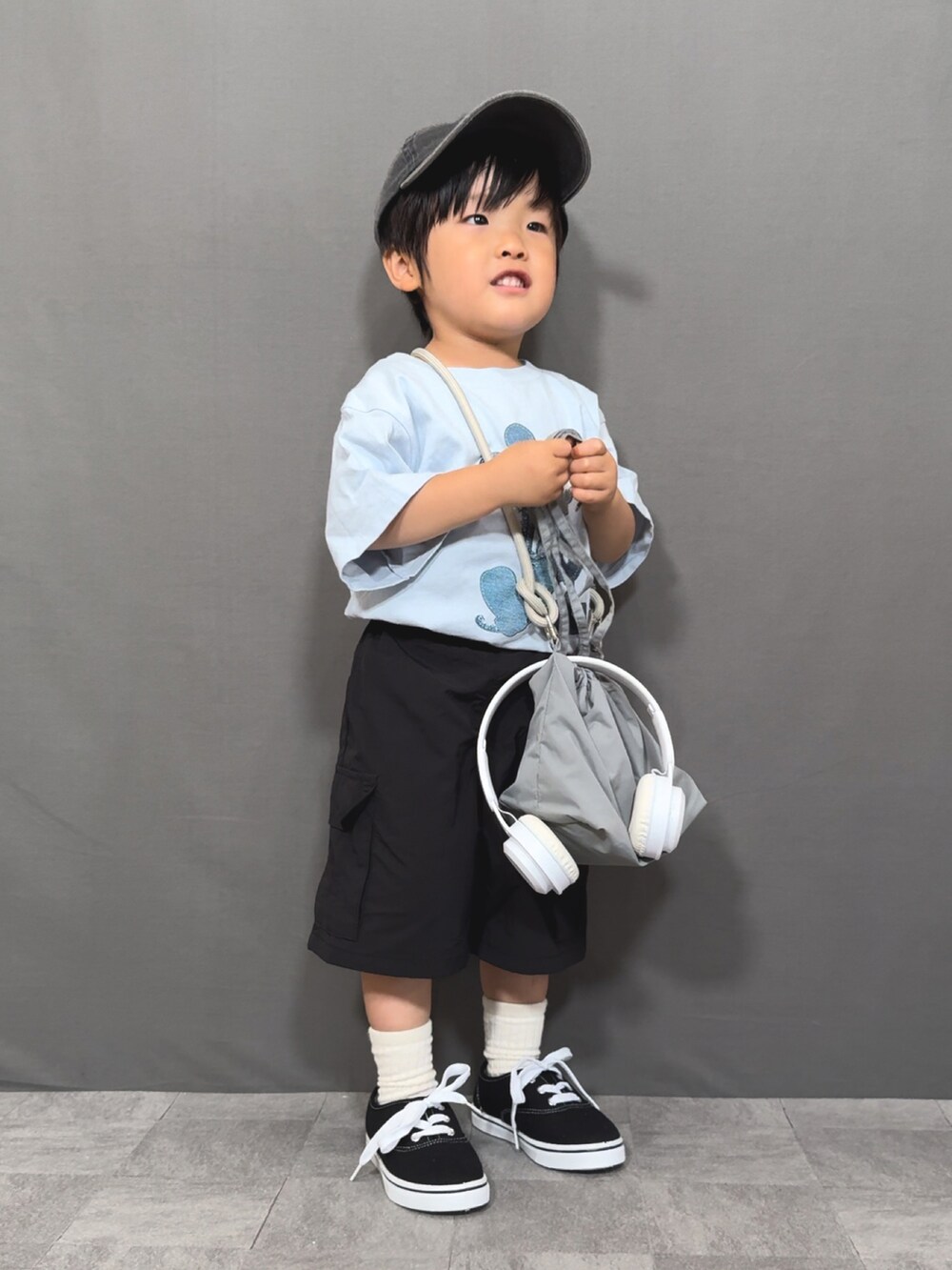 ブルー系のTシャツ/カットソー、ブラック系のパンツ、グレー系のショルダーバッグを着用したキッズの夏コーディネートの4枚目の写真