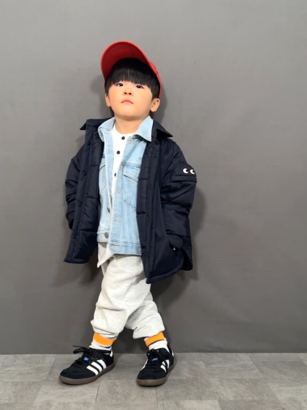 「レイヤードスタイル、ダウンジャケット、デニムジャケット、デニム、シャツスタイル、スウェットパンツ、スニーカー、キャップ、お出かけコーデ、休日スタイル、プチプラ、きれいめカジュアル、春アウター」｜「UNIQLOのアイテム（ジャケット/アウター、ブルー系）」を使った、YU⭐︎さん（キッズ・100cm）の冬コーディネートの2枚目の写真