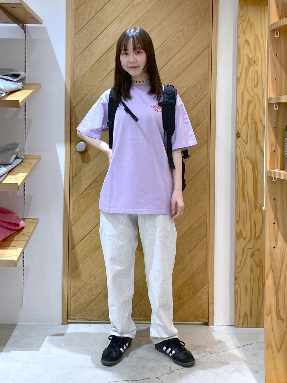 「ChampionのX-girl × Champion REVERSE WEAVE LOUNGE PANTS（その他パンツ、グレー系）」を使った、ミオさん（レディース・160cm）の春コーディネートの2枚目の写真