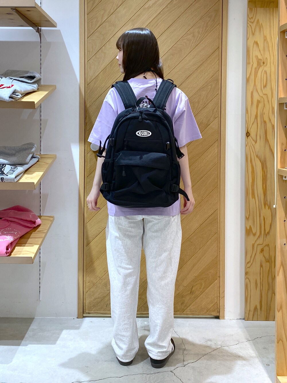 「ChampionのX-girl × Champion REVERSE WEAVE LOUNGE PANTS（その他パンツ、グレー系）」を使った、ミオさん（レディース・160cm）の春コーディネートの3枚目の写真