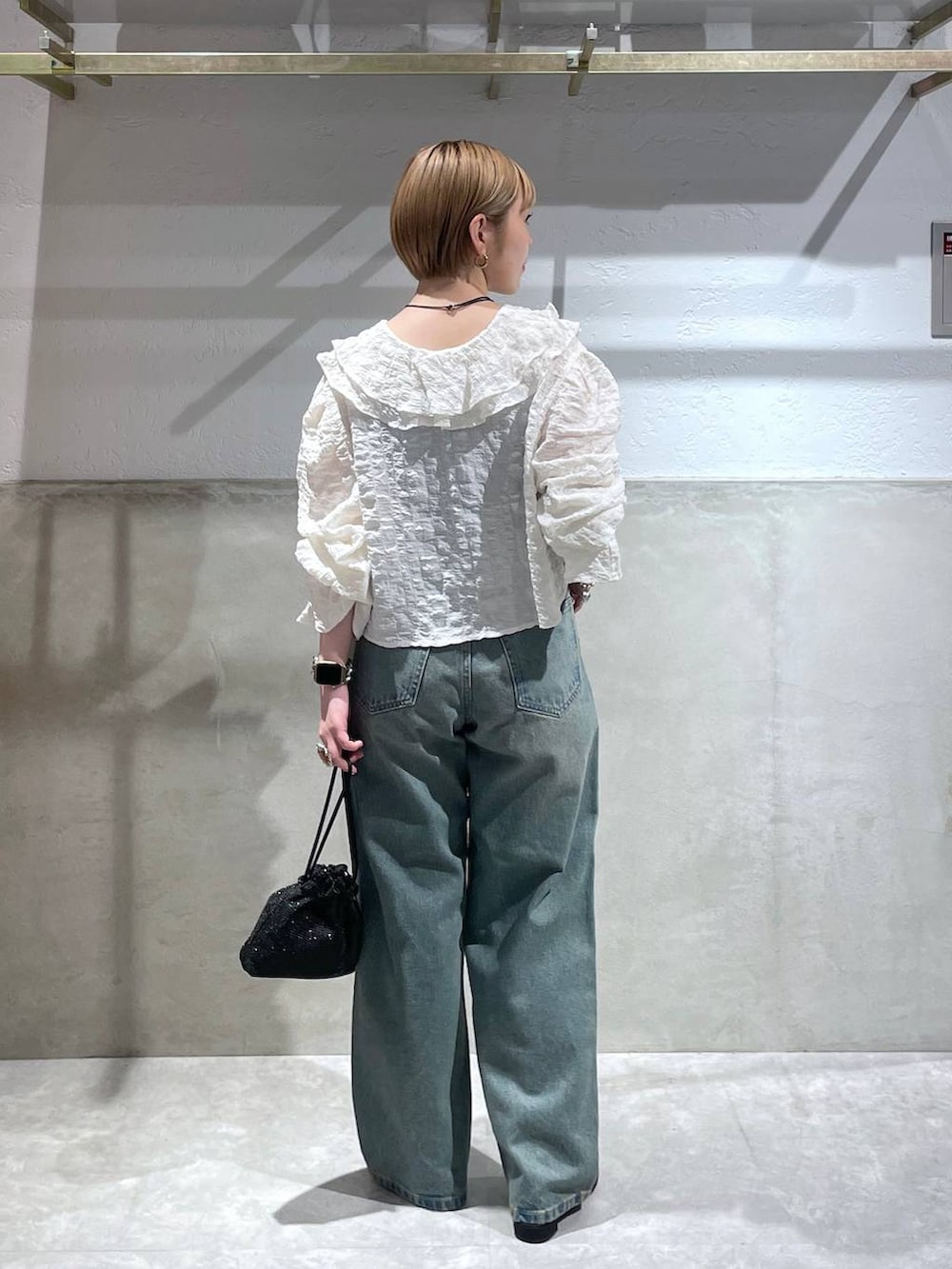 「LOWRYS FARM、デニムパンツ」｜「LOWRYS FARMのリボンツキ２ＷＡＹミュール　100500（パンプス、ブラック系）」を使った、Minaさん（レディース・153cm）の夏コーディネートの3枚目の写真