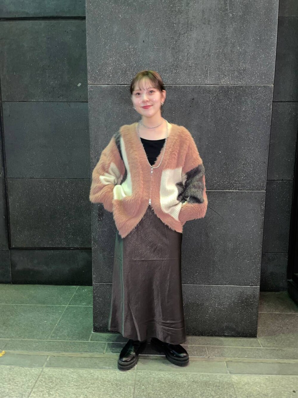 「LOWRYS FARM」｜「LOWRYS FARMのサテンフレアスカート　133493（スカート、グレー系）」を使った、Minaさん（レディース・153cm）の秋コーディネートの5枚目の写真