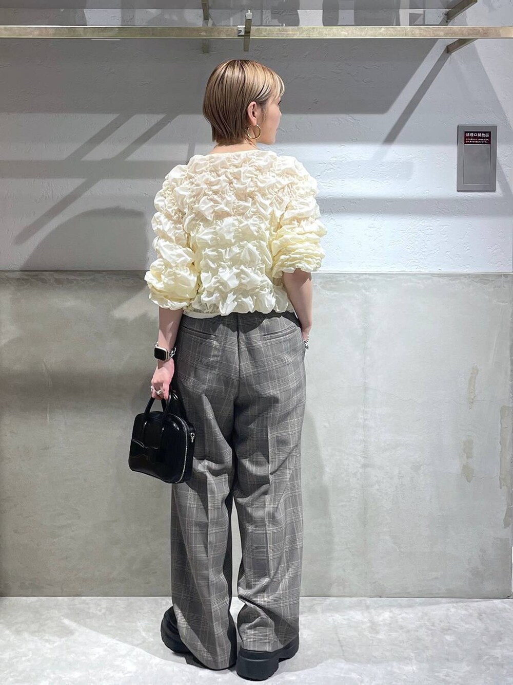 「LOWRYS FARM」｜「LOWRYS FARMのリボンボストンＢＡＧ　135877（ボストンバッグ、ブラック系）」を使った、Minaさん（レディース・153cm）の秋コーディネートの3枚目の写真