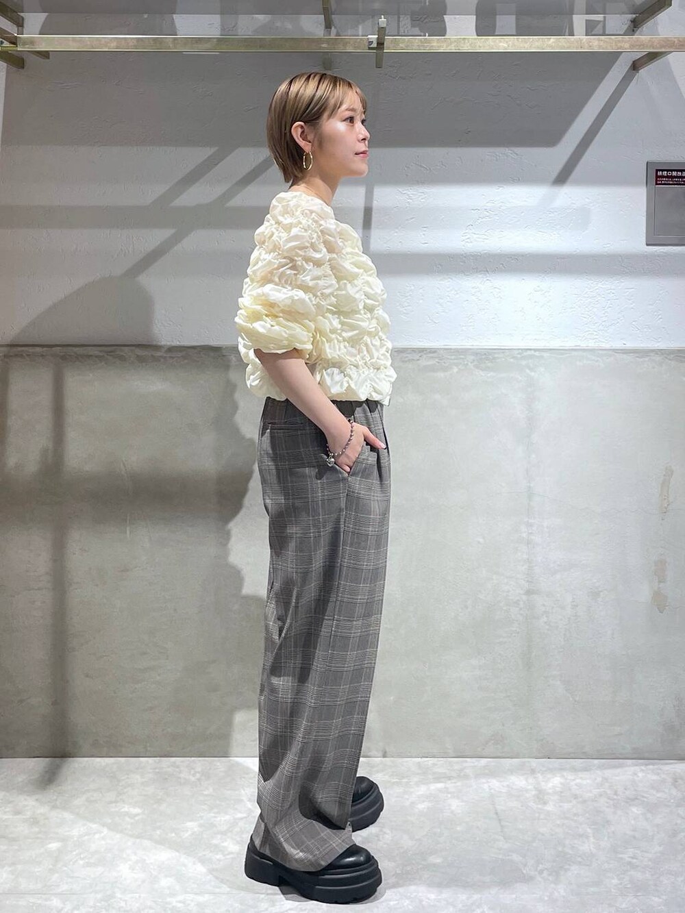 「LOWRYS FARM」｜「LOWRYS FARMのリボンボストンＢＡＧ　135877（ボストンバッグ、ブラック系）」を使った、Minaさん（レディース・153cm）の秋コーディネートの2枚目の写真