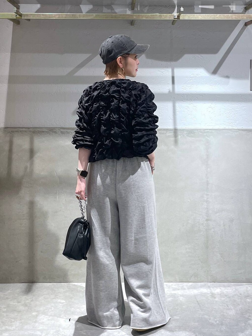 「LOWRYS FARM、ローリーズスタイル_LOWRYS FARM」｜「LOWRYS FARMのポコポコＺＩＰシャツＬＳ 137231（シャツ/ブラウス、ブラック系）」を使った、Minaさん（レディース・153cm）の夏コーディネートの3枚目の写真