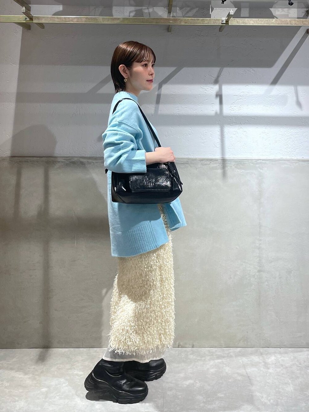 「LOWRYS FARM」｜「LOWRYS FARMのカラークルーニットプルオーバーＬＳ 116687（ニット/セーター、ブルー系）」を使った、Minaさん（レディース・153cm）の秋コーディネートの3枚目の写真