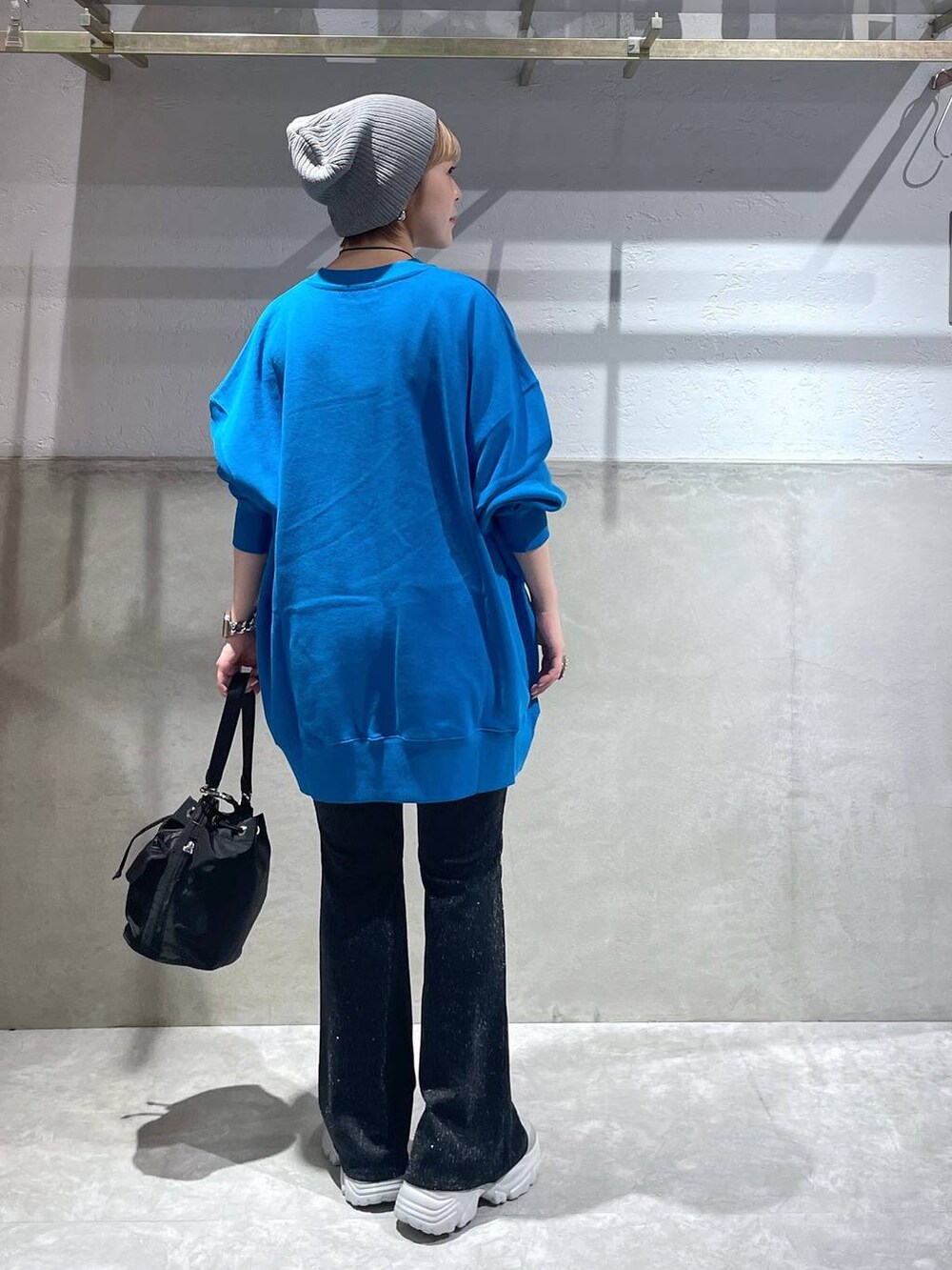 「LOWRYS FARM」｜「LOWRYS FARMのカスタムＢＩＧウラケプルオーバーＬＳ133786（スウェット、ブルー系）」を使った、Minaさん（レディース・153cm）の秋コーディネートの3枚目の写真