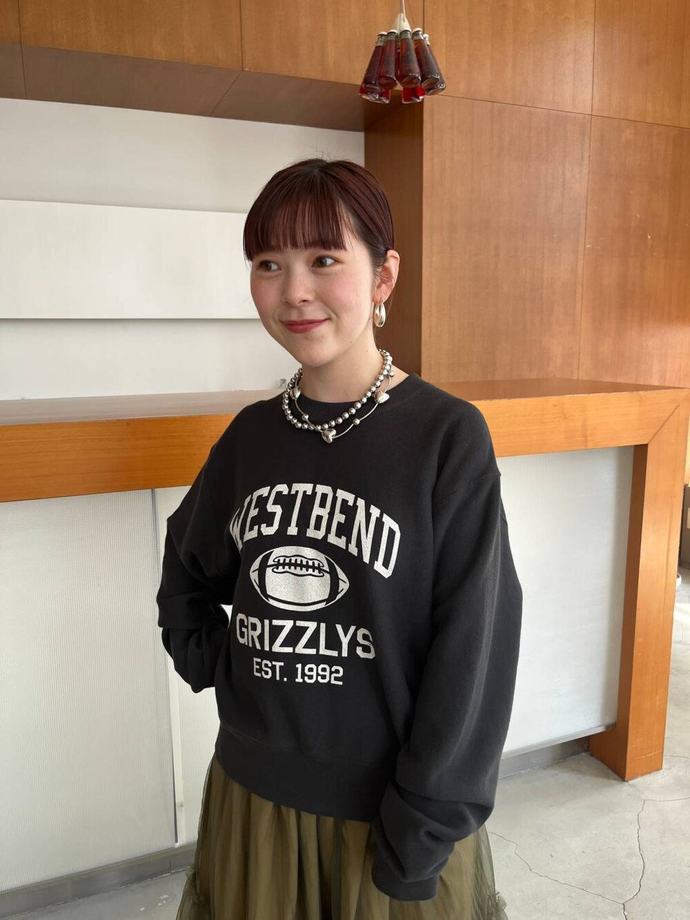 「LOWRYS FARM、ローリーズスタイル_LOWRYS FARM、公認インフルエンサー_LOWRYS FARM、大人女子カジュアル_LOWRYS FARM、スカート」｜「LOWRYS FARMのアメフトカレッジウラケロングスリーブ　966165（スウェット、グレー系）」を使った、Minaさん（レディース・153cm）の夏コーディネートの3枚目の写真