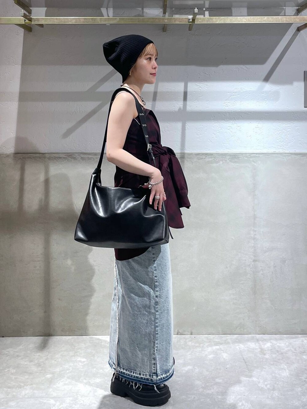 「LOWRYS FARM、ローリーズスタイル_LOWRYS FARM」｜「LOWRYS FARMのオンブレチェックシャツＬＳ　116609（シャツ/ブラウス、レッド系）」を使った、Minaさん（レディース・153cm）の夏コーディネートの2枚目の写真