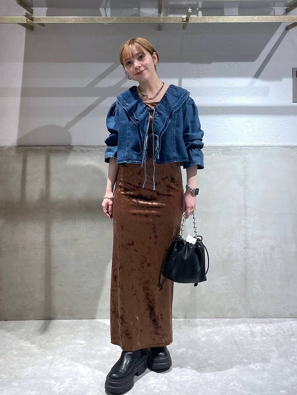 「LOWRYS FARM」｜「LOWRYS FARMのフリルブラウスＬＳ　 116629（シャツ/ブラウス、ブルー系）」を使った、Minaさん（レディース・153cm）の夏コーディネートの2枚目の写真