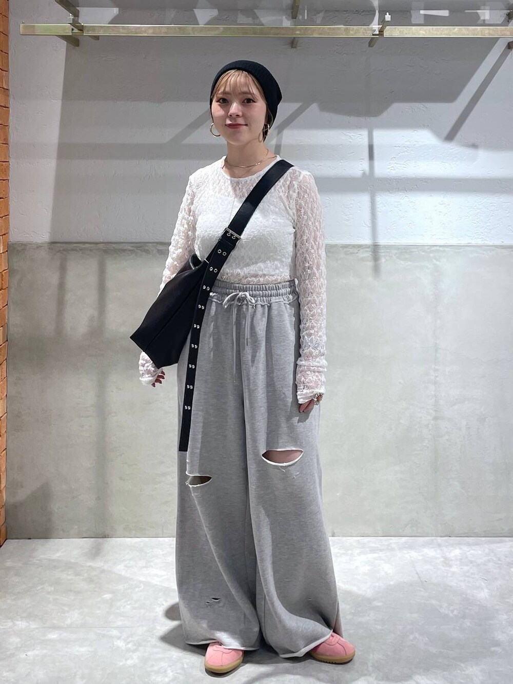 「LOWRYS FARM」｜「LOWRYS FARMのハトメショルダーＢＡＧ　132989（ボディバッグ/ウエストポーチ、ブラック系）」を使った、Minaさん（レディース・153cm）の夏コーディネートの2枚目の写真