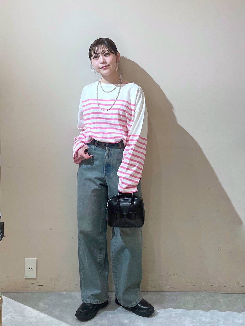 「LOWRYS FARM、カジュアル」｜「LOWRYS FARMのＣＯＮＥ／ワイドストレートパンツ　 131356（デニムパンツ、ブルー系）」を使った、Minaさん（レディース・153cm）の秋コーディネートの3枚目の写真