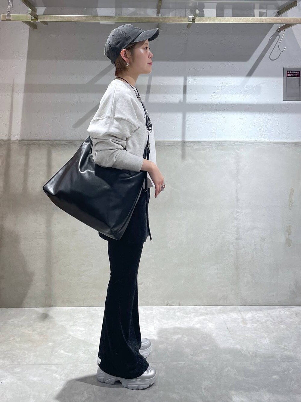 「LOWRYS FARM」｜「LOWRYS FARMのハトメショルダーＢＡＧ　132989（ボディバッグ/ウエストポーチ、ブラック系）」を使った、Minaさん（レディース・153cm）の秋コーディネートの2枚目の写真