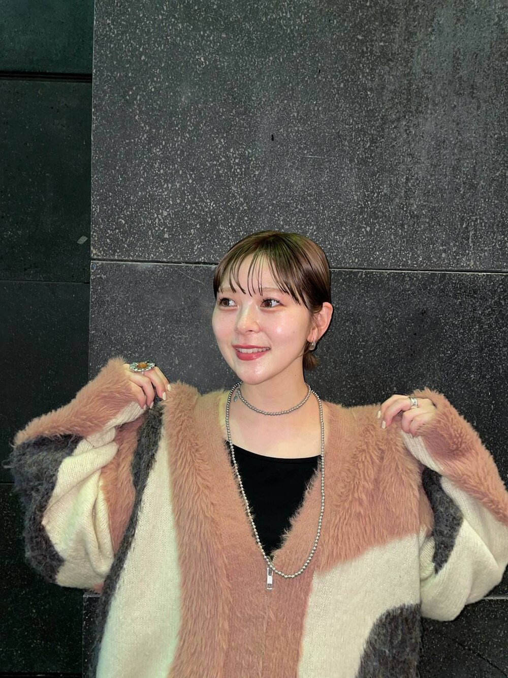 「LOWRYS FARM」｜「LOWRYS FARMのサテンフレアスカート　133493（スカート、グレー系）」を使った、Minaさん（レディース・153cm）の秋コーディネートの4枚目の写真